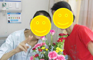 영상치료-환자가 꽃선물을 받고 웃는 모습
